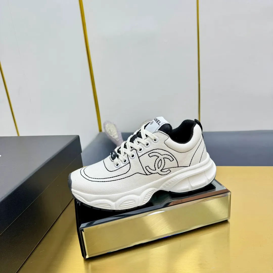 👟👟Ex-factory price 620👟👟 Upgraded version, upgraded version, upgraded version! No rebuttal accepted! ! ! ! Chanel Chanel dad shoes, couples' model for men and women - 2025 top casual sports shoes in the counter. This classic design; the upper is electro-embroidered with various techniques; ❷The inner lining is made of: original Yangli + net ❸The outsole is based on: the original TPU combination outsole. The full set of boutique packaging for women 35–41